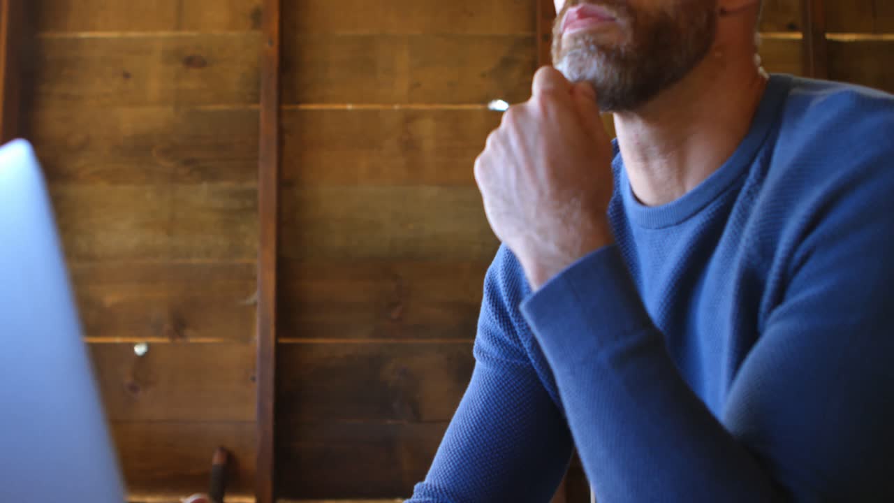 hombre usando portátil en casa 4k