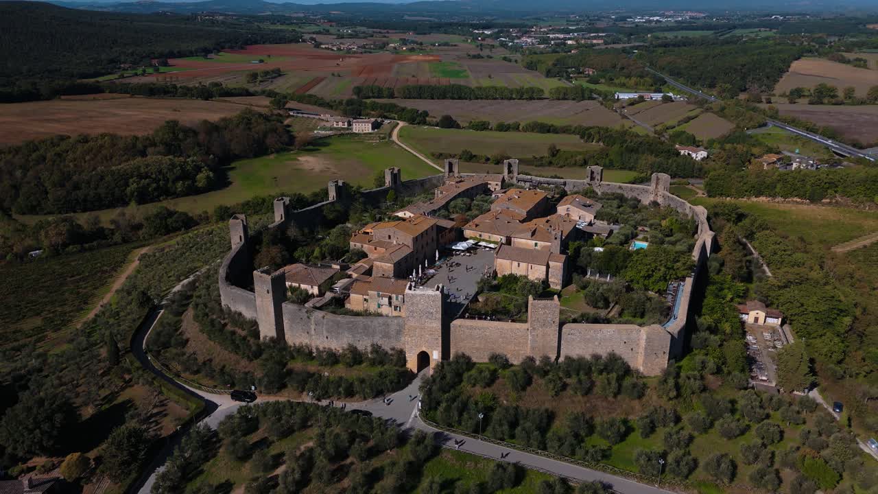castillo de monteriggioni en la toscana, italia. viejo pueblo fortificado ciudad romana medieval. forma redonda