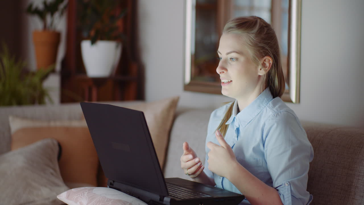 videoconferencia en la computadora portátil en la oficina en casa empresaria chateando en video con el cliente 1