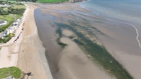 Duncannon-Beach,-Wexford,-Irlanda,-Con-La-Marea-Baja-Y-Los-Coches-Aparcados-En-La-Playa-Por-La-Mañana-De-Junio