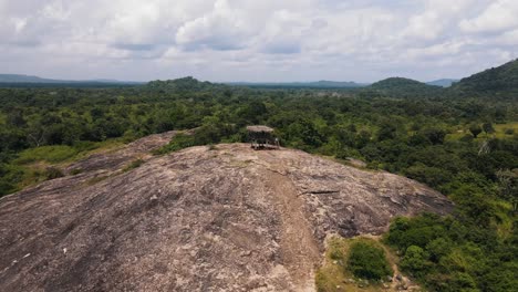 punto de vista para ver elefantes salvajes en la cima de una alta roca desnuda en el parque ecológico hurulu entre la naturaleza verde en sri lanka en un día nublado