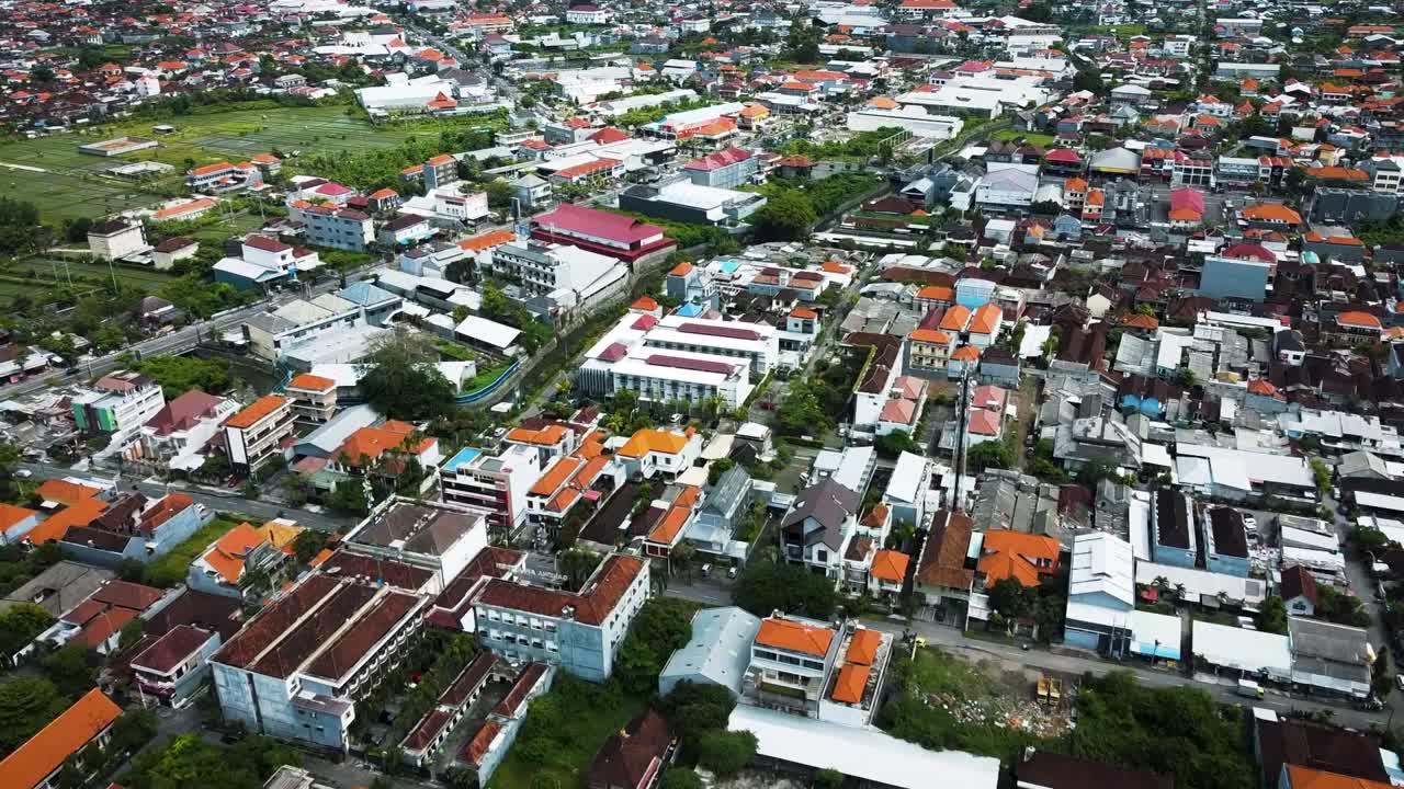 발리의 집과 논이 있는 멋진 덴파사르 도시 드론