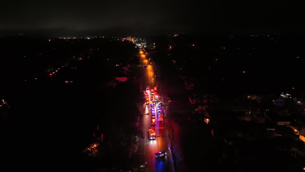 accidente en la carretera oscura en un día de lluvia