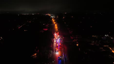 accidente en la carretera oscura en un día de lluvia