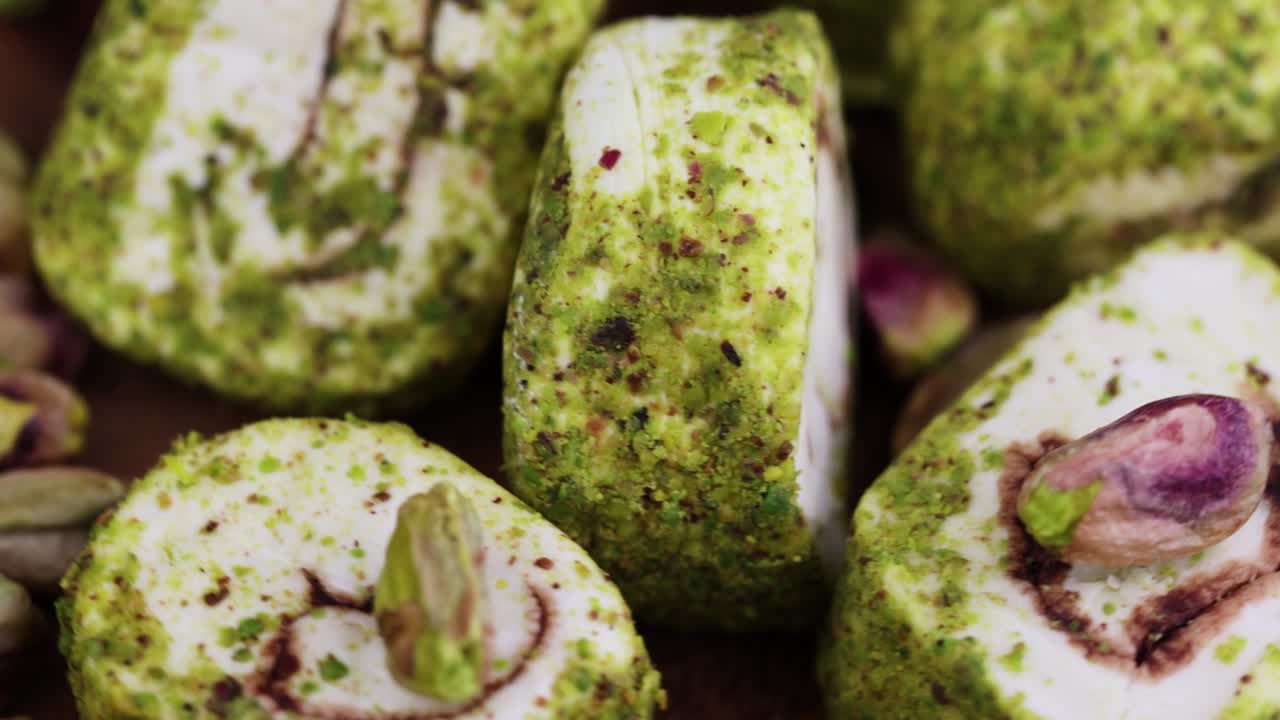 girando en las tablas delicias turcas frescas de una tabla de madera