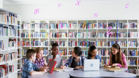 composición digital de múltiples alfabetos flotando contra un grupo de estudiantes que estudian en la biblioteca