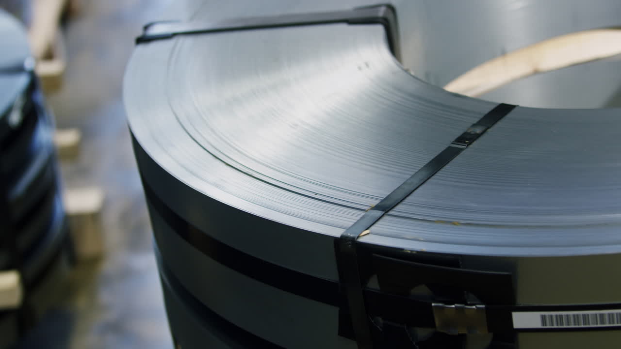 포크리프트에 의해 이동되는 철강 링 조각을 마무리