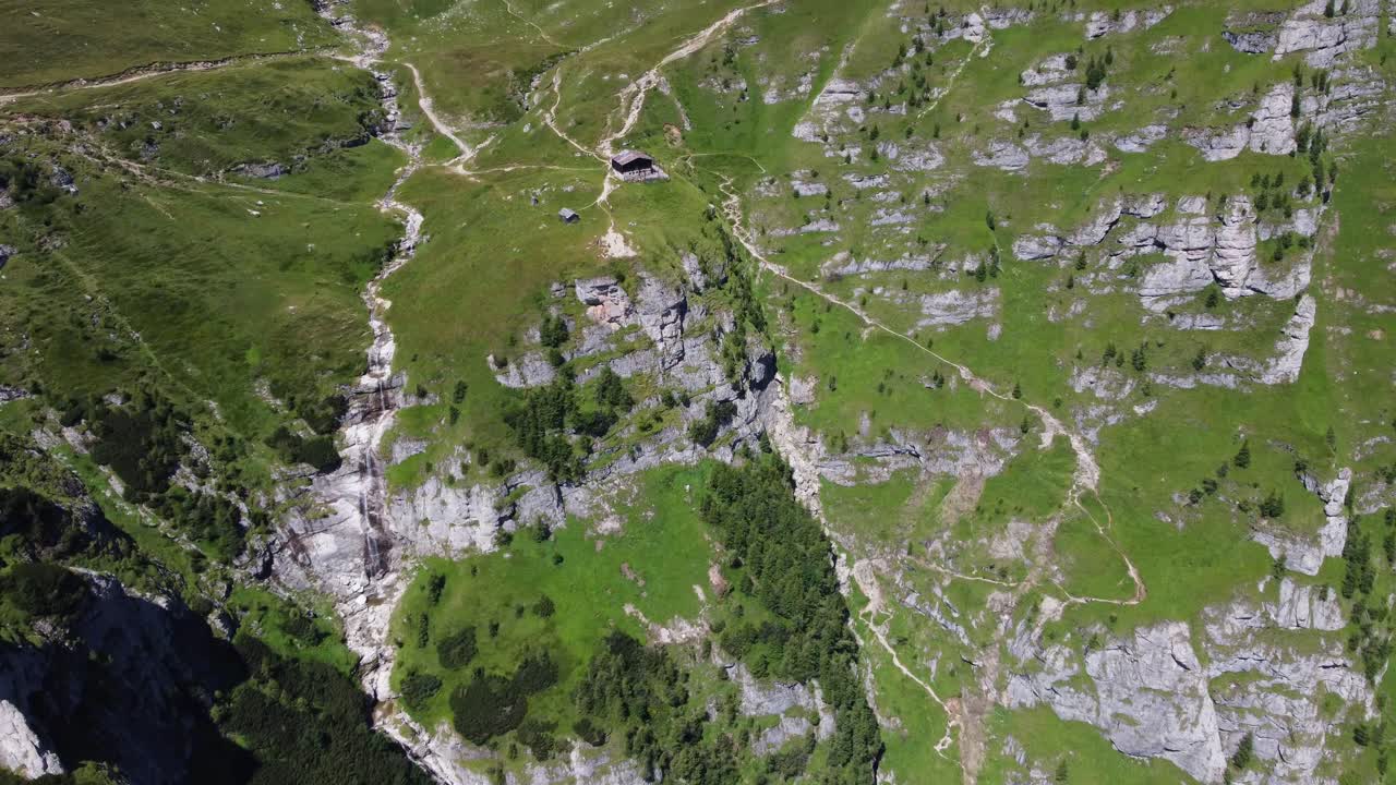 카라이만 오두막으로 가는 산길의 멋진 드론 영상으로 험준한 황야를 탐험하세요