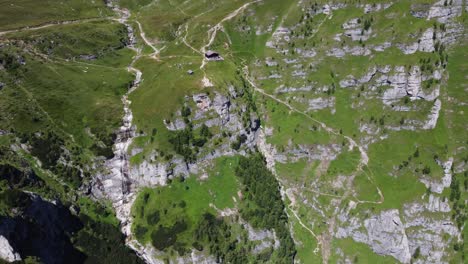 Explore-La-Naturaleza-Escarpada-Con-Impresionantes-Imágenes-De-Drones-De-Un-Sendero-De-Montaña-A-La-Cabaña-De-Caraiman