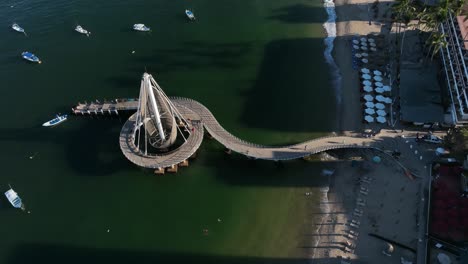 playa de los muertos y muelle cerca del famoso malecón de puerto vallarta, la playa pública más grande de la ciudad