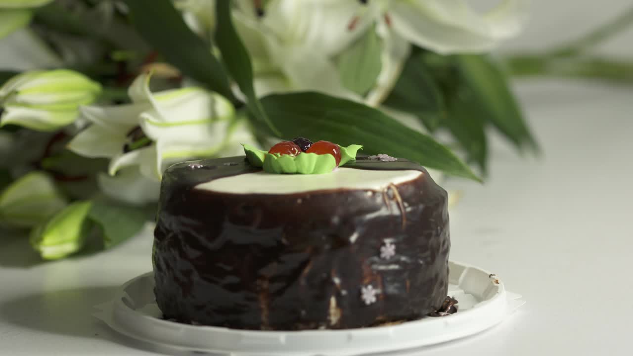 muñeco: arreglo floral ramo de lirio blanco y pastel de chocolate