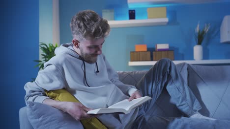 el joven que lee en silencio y con calma en casa es feliz y agradable.