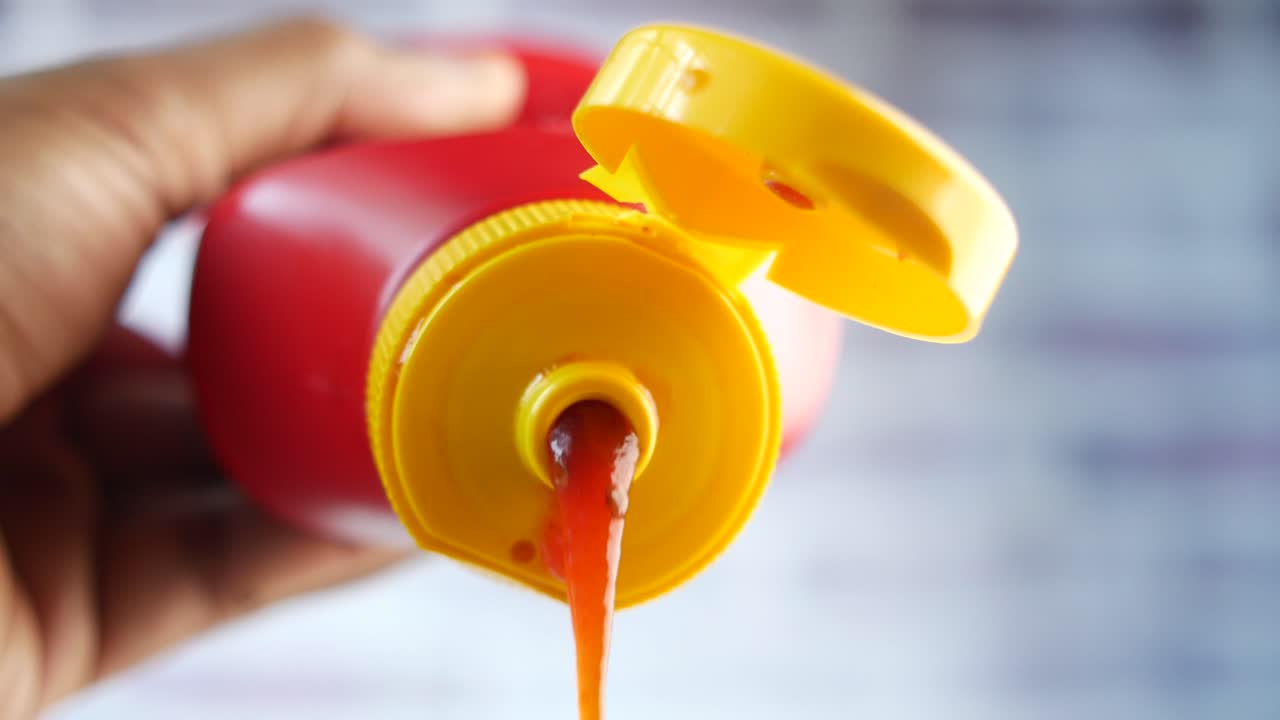 병에서 케을 부어 넣는 것