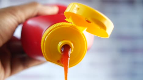 vertiendo ketchup de una botella