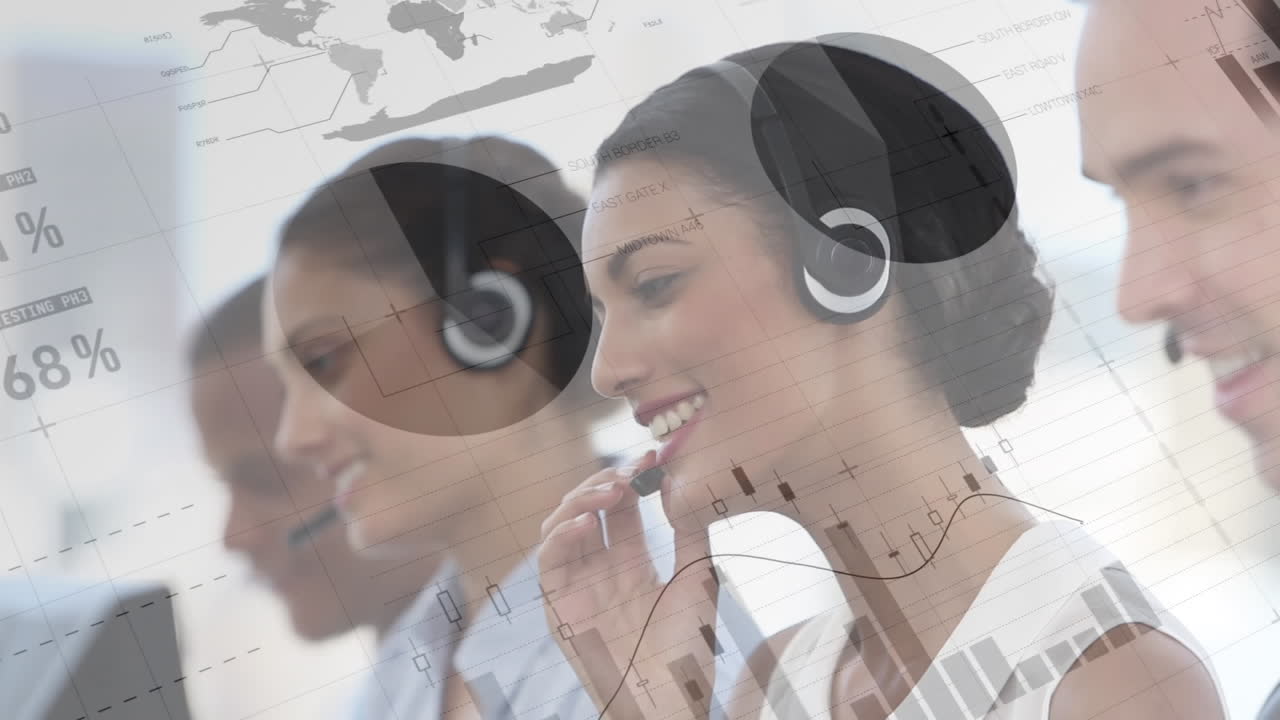 책상에서 일하는 고객 서비스 임원 팀의 디지털 복합