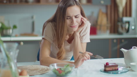 mujer eligiendo qué comer