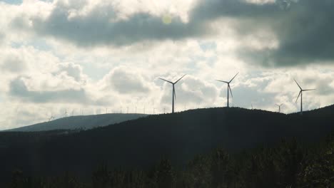 Windturbinenpark-Mit-Bewölktem-Himmel-Im-Hintergrund