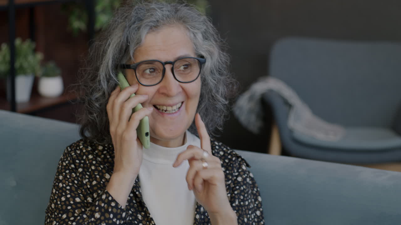 una mujer mayor hablando por teléfono.