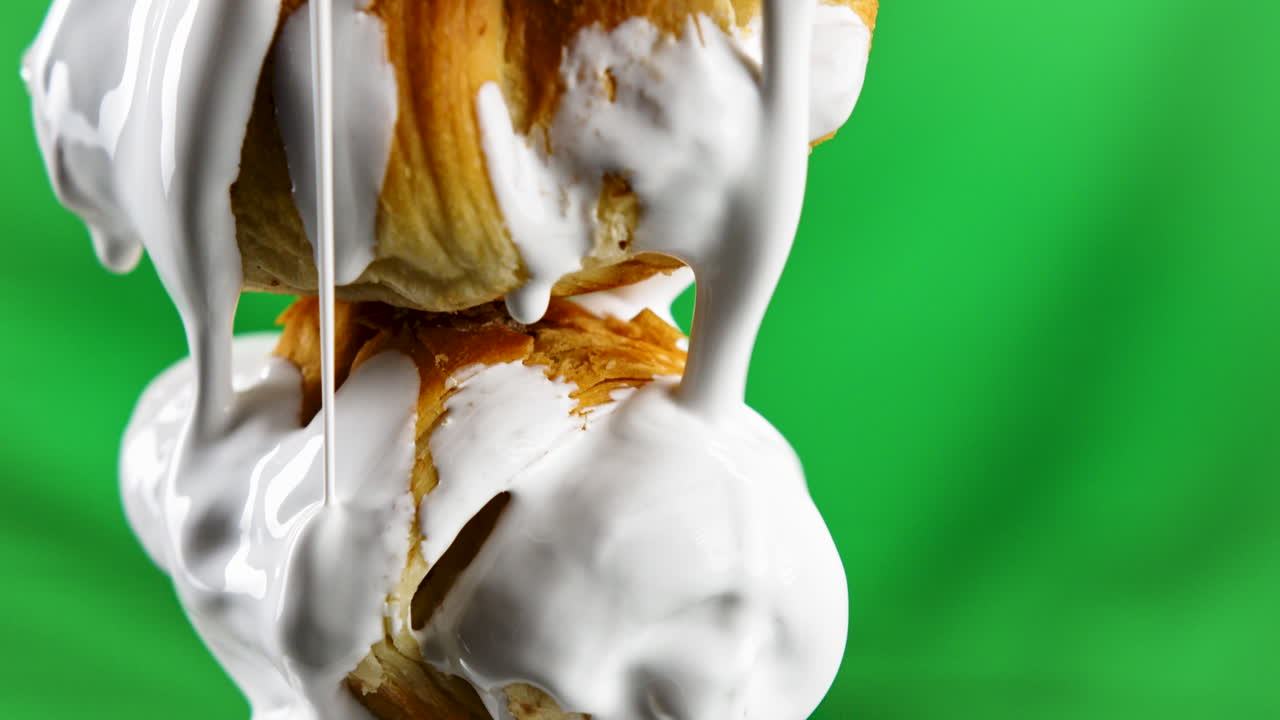 croissants rociados sobre un fondo verde