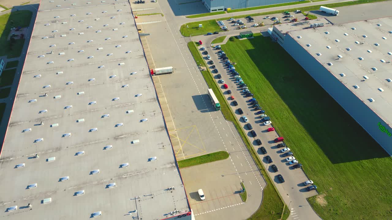 Vista aérea de los almacenes o de la fábrica industrial o del centro logístico desde arriba