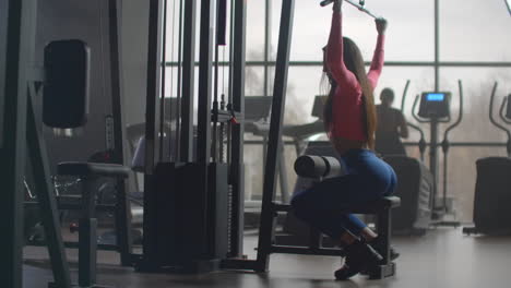 La-Instructora-De-Fitness-Realiza-Entrenamiento-De-Potencia-En-El-Gimnasio.-Ella-Bombea-Su-Espalda-Y-Brazos-Para-Lograr-Un-Cuerpo-Musculoso.