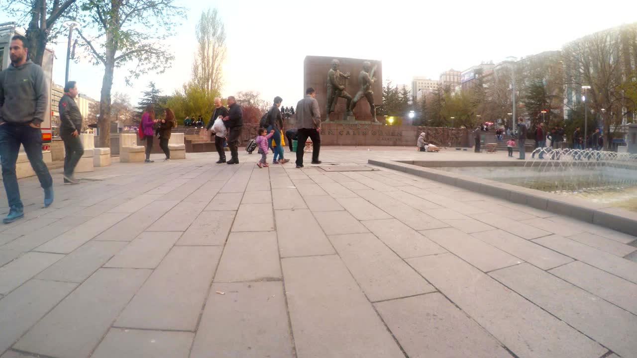 Мемориал турецким воинам, прохожие гуляют, фонтан, рынок Анкары
