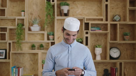 Retrato-De-Un-Atractivo-Joven-Hombre-De-Negocios-Musulmán-Enviando-Mensajes-De-Texto-Navegando-Usando-Redes-De-Teléfonos-Inteligentes