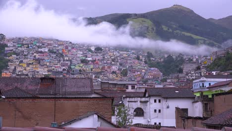 las nubes se deslizan sobre los tejados de quito ecuador