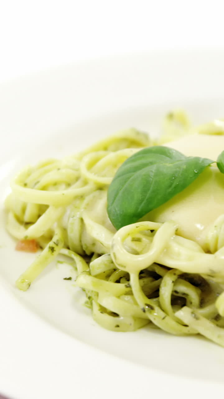 접시 에 요리 된 파스타