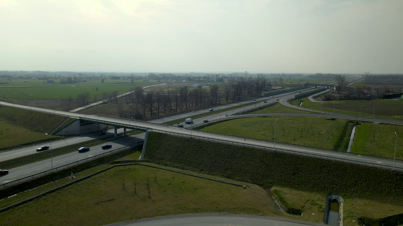 вид с воздуха на мост через дорогу s7 cdry и транспортную развязку типа "бесконечность" в польше