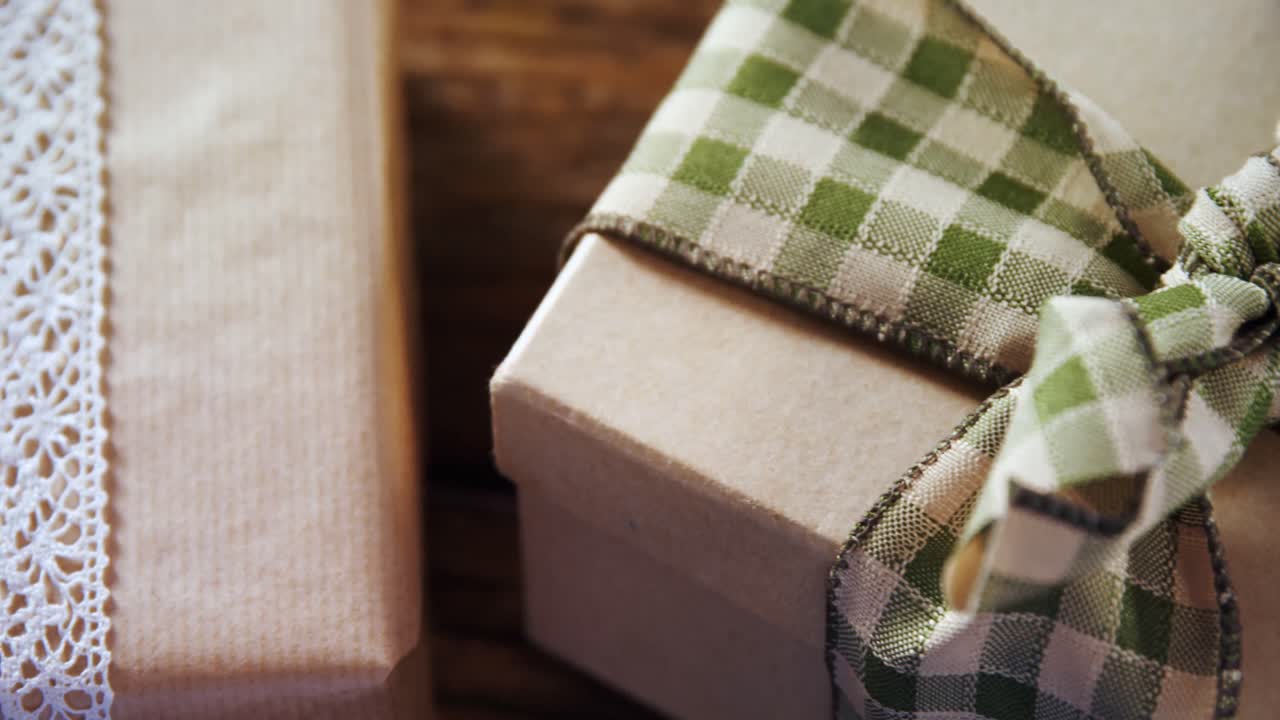 해변 4k에 서핑 보드와 함께 서 있는 커플