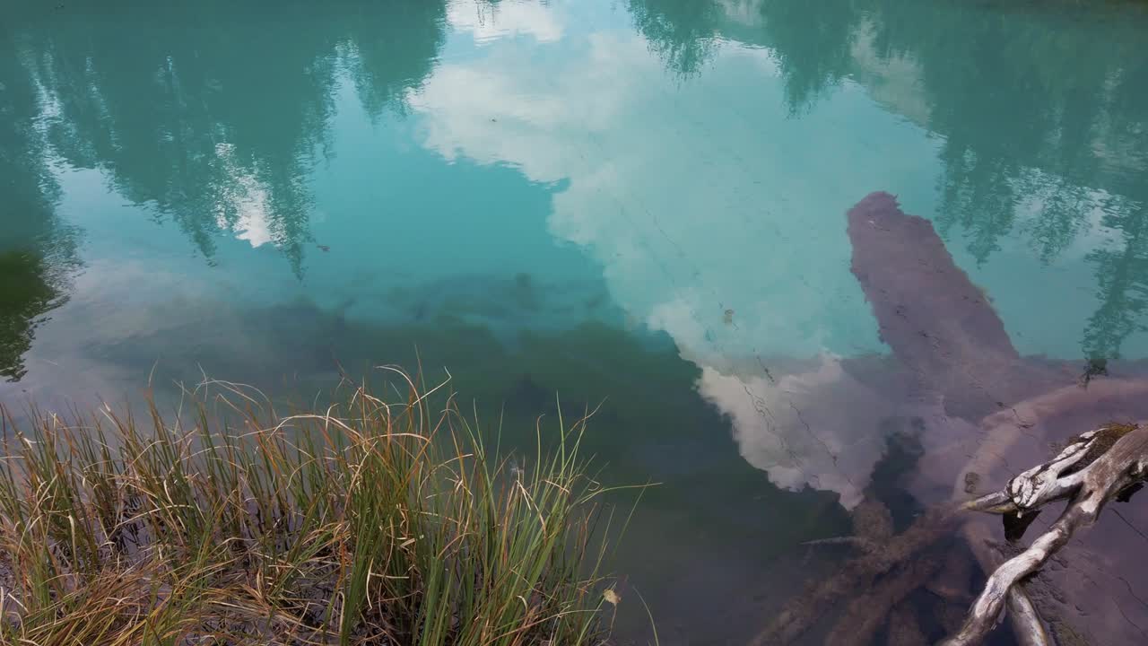 lago de geysers con manantiales termales