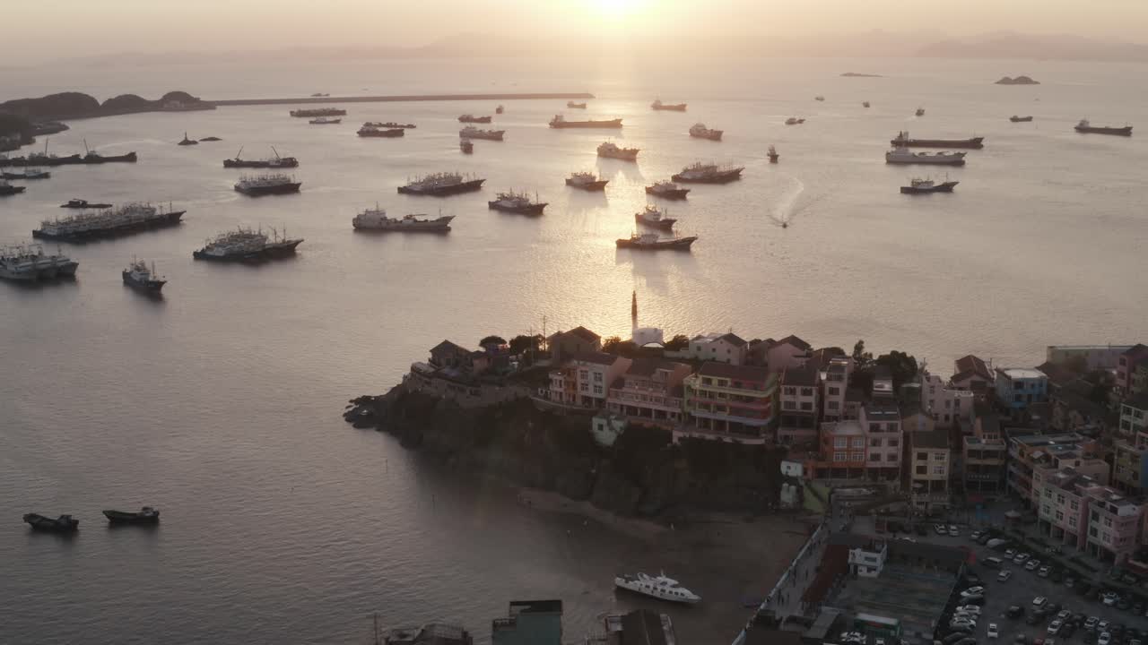 puerto marítimo con casas residenciales alrededor, en taizhou, zhejiang.