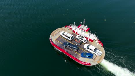 Vista-Aérea-Aérea-De-Un-Pequeño-Ferry-Que-Realiza-Su-Viaje-A-Través-Del-Puget-Sound