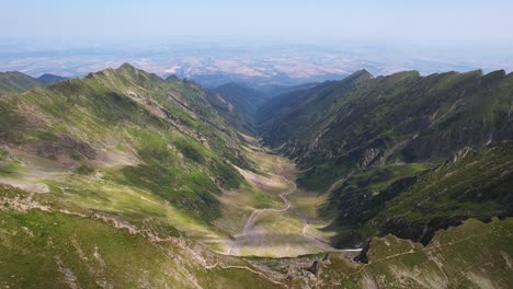 Tal-Der-Touristen-Am-Hartop,-Fagaras-Gebirge