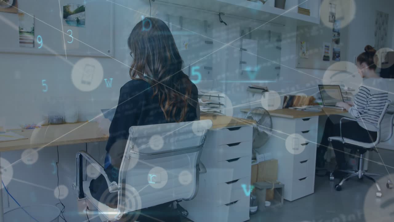 사무실에 있는 백인 여성 동료들에 대한 데이터 및 연결 네트워크 처리