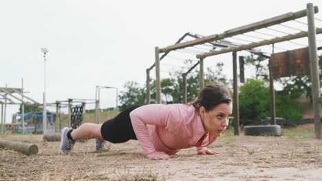 mujer caucásica haciendo ejercicio en el campamento de entrenamiento