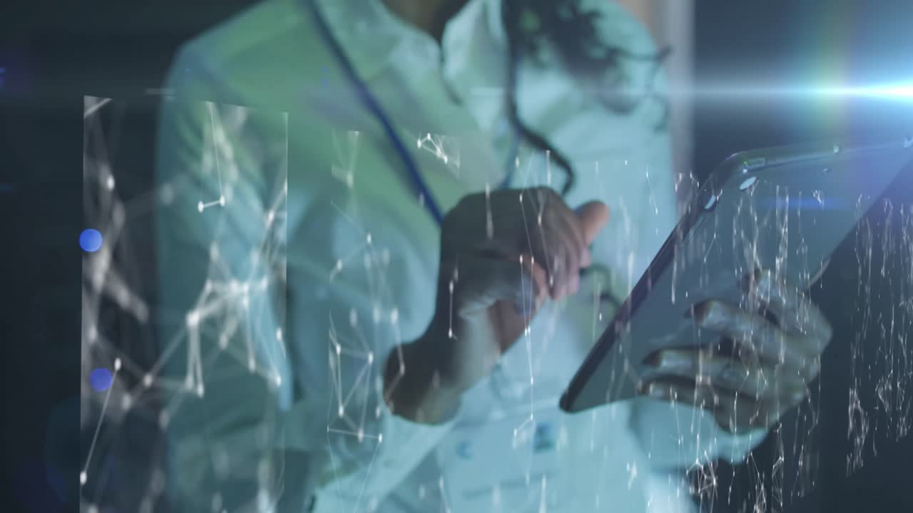 animación de conexiones sobre la sección media hombre afroamericano trabajando en una tableta en la sala del servidor