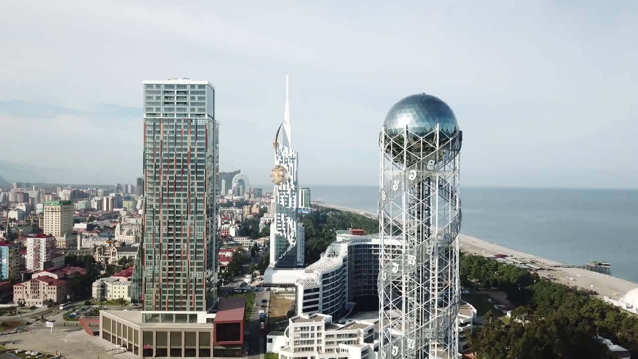 바다 옆의 큰 현대 도시