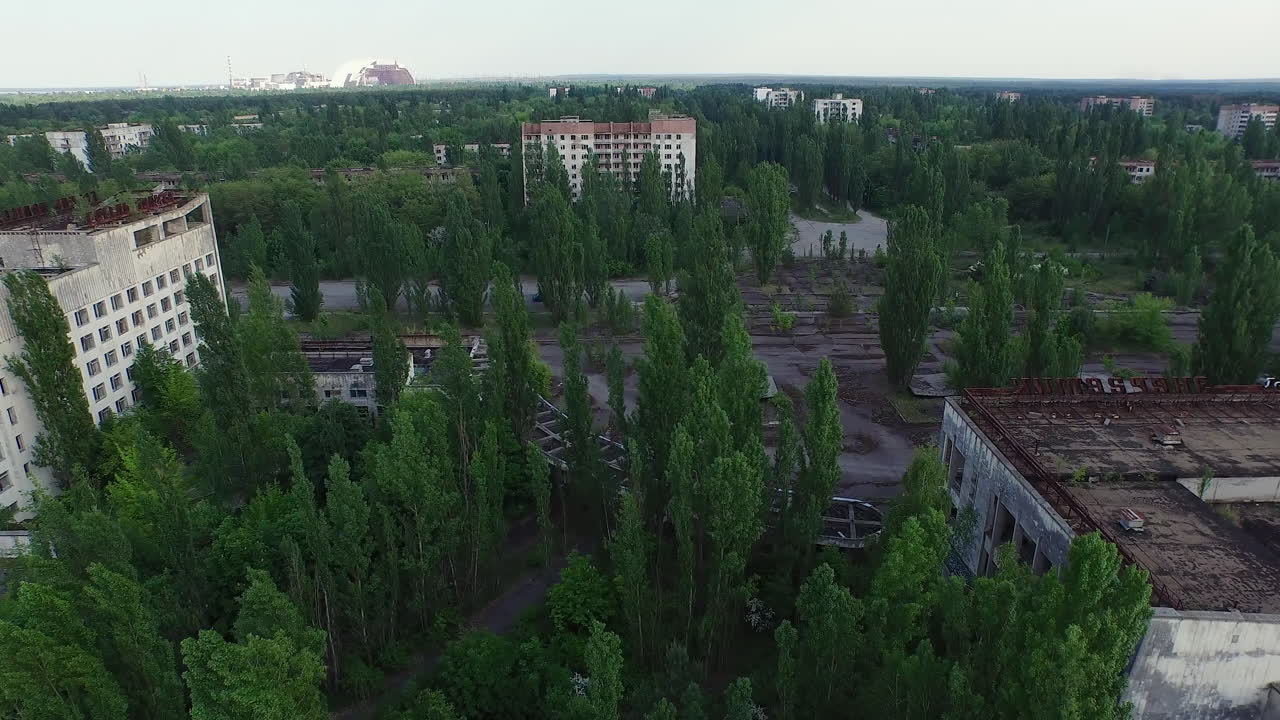 Veduta aerea della città abbandonata di Pripyat, Ucraina. Edifici invasi dalla vegetazione nella Zona di Esclusione di Chernobyl.