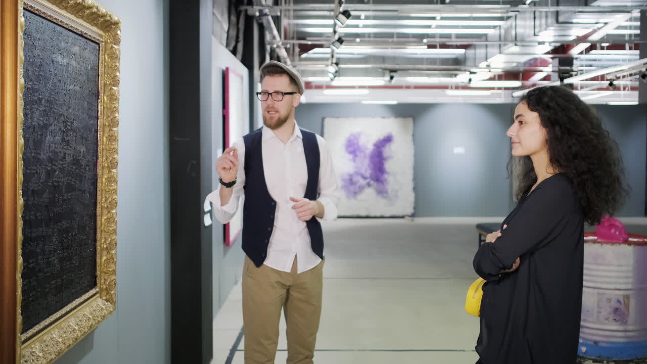 미술관 에서 미술품 을 보는 부부