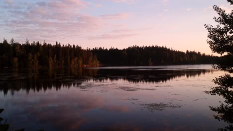 Vuelo-Al-Atardecer-Sobre-El-Lago-Valkjärvi-En-Pornainen,-Finlandia