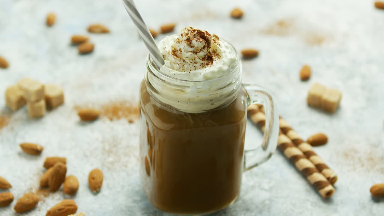 taza de cacao con crema batida y caramelo