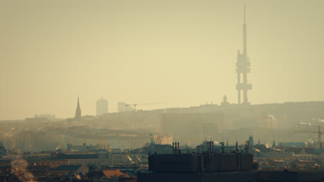 Torre-De-Televisión-De-Praga-Al-Amanecer-Con-Techos-Y-Pájaros-Volando-Por-La-Mañana