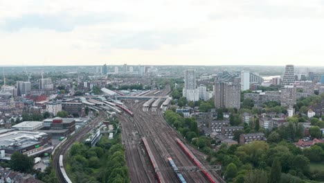 Langsame-Dolly-Vorwärts-Drohnenaufnahme-Des-Geschäftigen-Londoner-Bahnhofs-Clapham-Junction