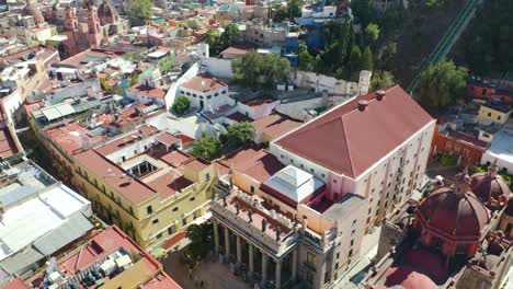 Vista-De-Pájaro-Dando-Vueltas-Al-Teatro-Juárez-En-La-Ciudad-De-Guanajuato,-México