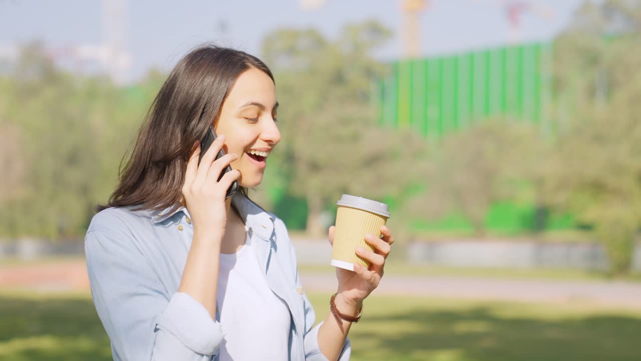 행복한 인도 소녀가 전화로 이야기하고 있습니다.