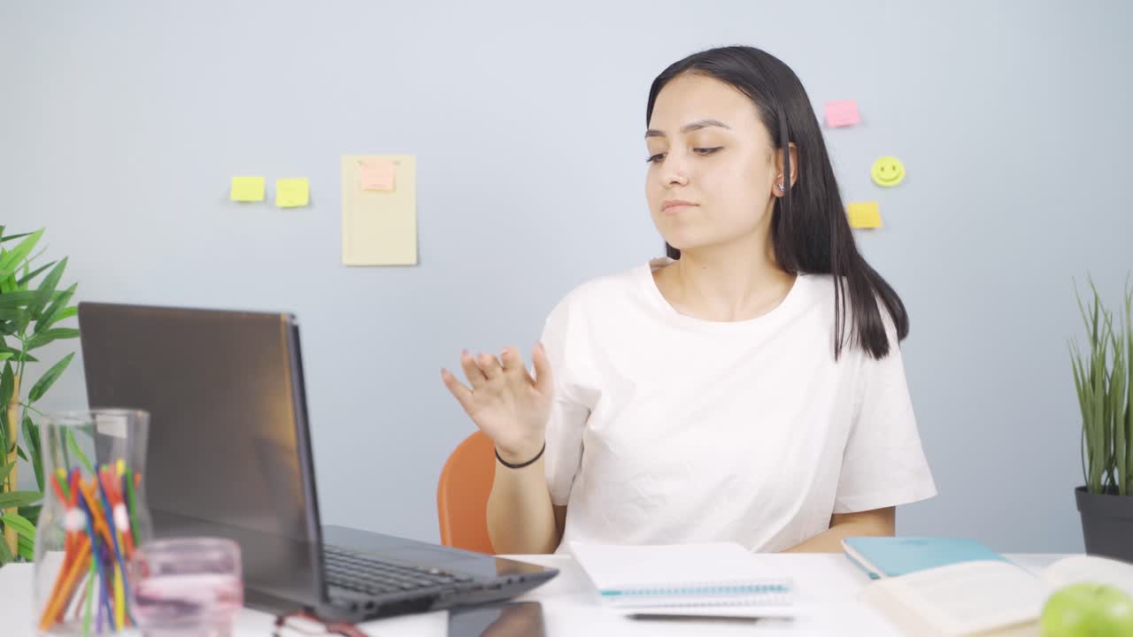 오만하고 오만한 여자 학생.