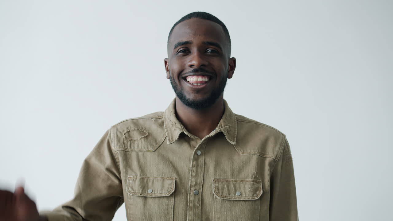 hombre saludando y sonriendo