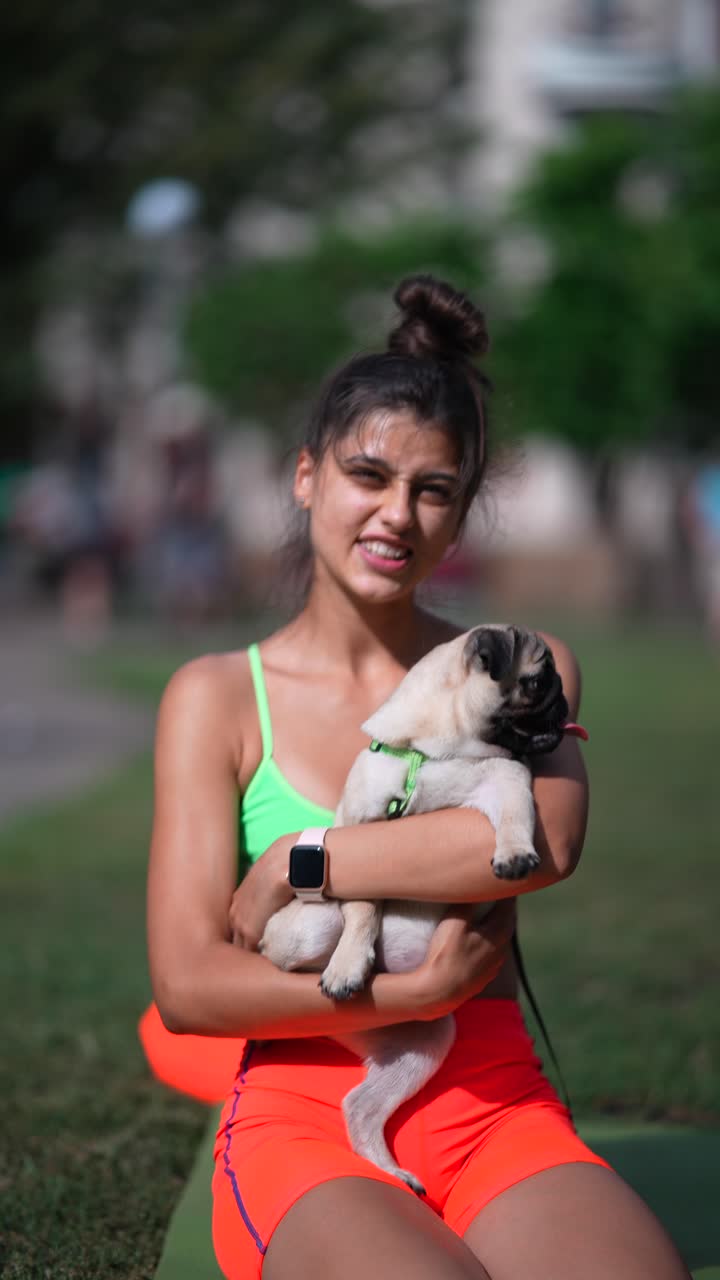 con una mujer pug en un parque